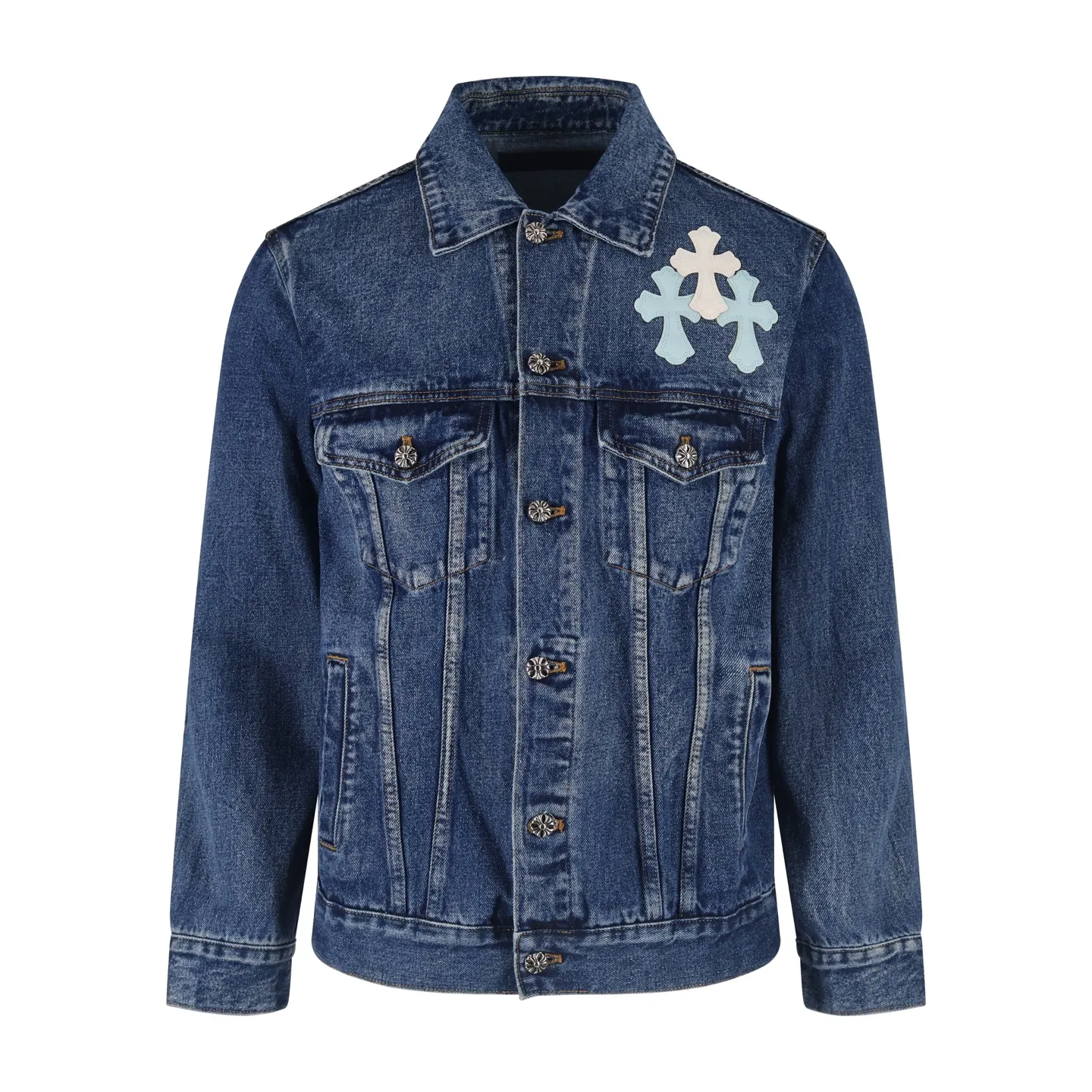 🅿️810 [Exclusive supply] CH Crow Heart Sleeve Cross-Flat Denim Jacket This denim jacket takes the brand's iconic cross element as its core, and stages a wonderful dialogue between hardcore aesthetics and street fashion on retro distressed denim fabric. Design details: the visual fantasy of Gothic symbols, the multi-dimensional expression of the cross totem: the red and white contrasting cross patches are staggered on the chest and back, making the brand more recognizable; the hollow cross pattern leather splicing on the sleeves combines the mystery of religious symbols with the punk-style deconstructed design. Every detail tells the dark aesthetics of Crowe's heart. Retro distressing with denim texture: Selected denim fabrics are treated with distressing techniques to show natural fading and texture, which not only retains the retro accent of denim items, but also adds a casual sense to the overall look. The ingenuity of hardware and tailoring: the metal buttons and hardware all have Croxin's iconic pattern, which shines with exquisite luster under the refraction of light; the neat tailoring of the classic denim jacket is suitable for a variety of wearing scenarios, and can create a strong personal style whether it is layered or worn alone. Croxin's denim jacket is not only a piece of clothing, but also a style badge that highlights unique aesthetics and rebellious attitude. For those who pursue individuality, they can leave their own hardcore mark in the fashion field. Size:S-M-L-XL